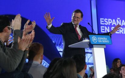 El presidente del Gobierno y candidato a la reelección, Mariano Rajoy, durante su intervención en el mitin de cierre de campaña, celebrado en la Ciudad de las Ártes y las Ciencias de Valencia.