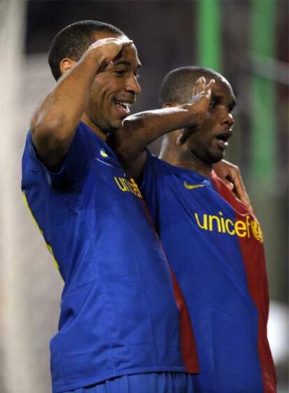 Henry y Eto&#39;o celebran el gol del camerunés, el cuarto del Barça, al Olympique de Lyon.