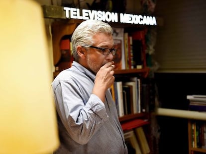 Luis Estrada en su oficina 