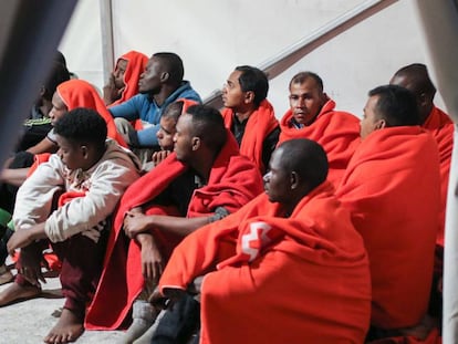 Varios migrantes, entre ellos algunos asiáticos, en el puerto de Málaga, el pasado 22 de octubre.