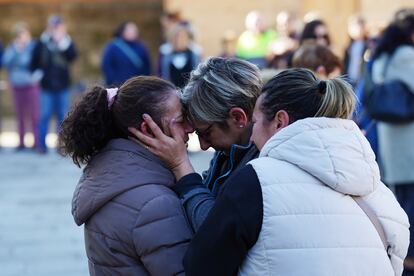 Varias vecinas consolaban en febrero pasado durante una concentración contra la violencia machista a la prima de una mujer asesinada por su pareja en Baiona (Pontevedra).