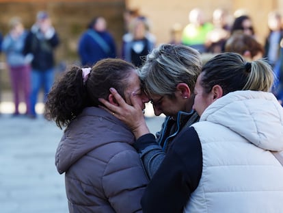 Varias vecinas consuelan a una familiar de una víctima de violencia machista durante una concentración ante el Ayuntamiento de Baiona, Pontevedra.