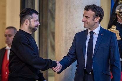 French President Emmanuel Macron (R) shakes hand with his Ukrainian counterpart Volodymyr Zelensky (L), upon his arrival for their meeting at Elysee palace in Paris, France, 14 May 2023.