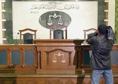 Un cámara filma la sede en Bagdad del nuevo tribunal de guerra para Irak que juzgará los delitos de genocidio.