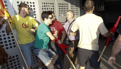 Un grupo de estudiantes quiso entrar en el edificio en el que iba a habalr Alberto Fabra.