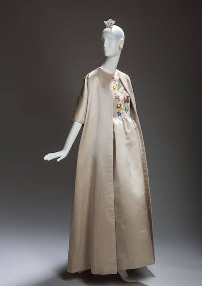 Conjunto de vestido y abrigo de gala de 1961. Fue lucido por Jackie Kennedy en la primera ocasión en la que no llevó ropda de un diseñador estadounidense siendo ya primera dama de EEUU.