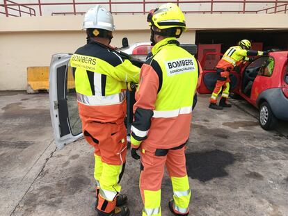 Bomberos de Valencia rescatan a un centenar de personas atrapadas en ascensores en el apagón, este lunes.