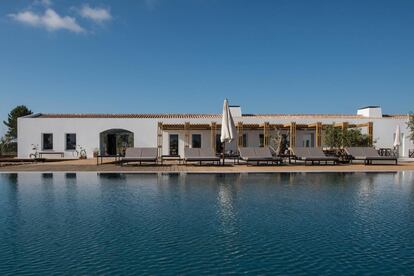 Piscina infinita de la casa rural Craveiral Farmhouse en São Teotónio (Portugal).