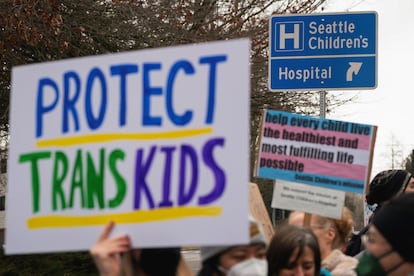 Manifestación en apoyo a los menores trans frente al Children's Hospital de Seattle, el 8 de febrero.