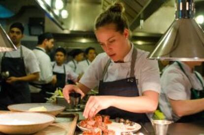 Pía León en la cocina del restaurante Central, en Lima.