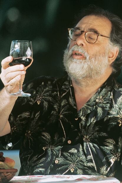 Coppola examina un vino de su bodega Rubicón.