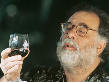 Coppola examina un vino de su bodega Rubicón.