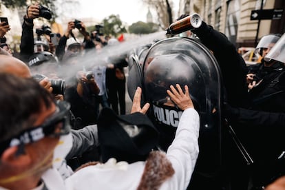 Policías se enfrentan con manifestantes el 6 de agosto de 2025 en Buenos Aires, Argentina. 