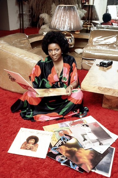 Gloria Gaynor fotografiada en los 70 en su casa con varios vinilos.