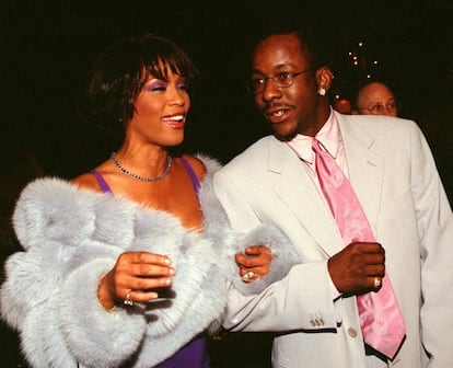 Whitney Houston, acompa&ntilde;ada de su esposo Bobby Brown en el a&ntilde;o 2000.