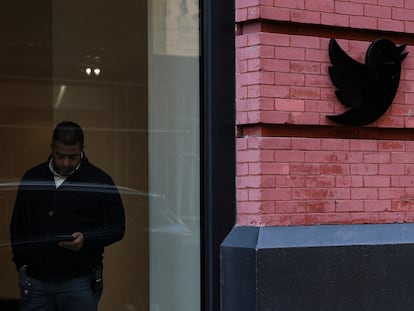 Un empleado de Twitter en la sede de la compañía, en Nueva York, el miércoles.