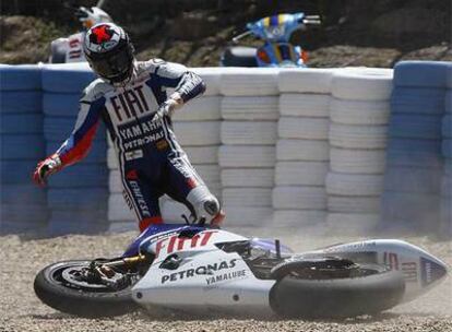 Jorge Lorenzo sufre una caída en el GP de Jerez.