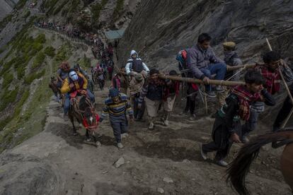 Las autoridades han implementado además un sistema seguridad robusto de cinco niveles para todo el recorrido y los alrededores de los campamentos que implican el rastreo de vehículos con satélites y de los peregrinos gracias a pulseras con microchips incorporados.