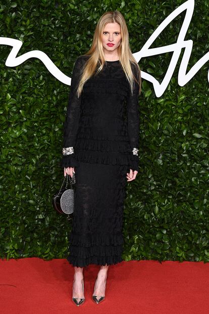 Lara Stone apostó por un total look negro.