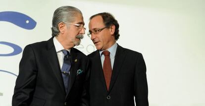 Alfonso Alonso, a la derecha, este viernes junto al presidente del Colegio de Médicos de Álava, Kepa Urigoitia.