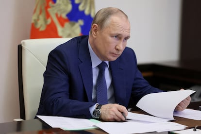 El presidente ruso, Vladímir Putin, preside una reunión por videoconferencia desde su residencia de Novo-Ogaryovo, a las afueras de Moscú el pasado día 2.