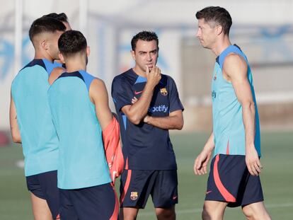 Xavi, durante el entrenamiento de este viernes en el Barcelona.