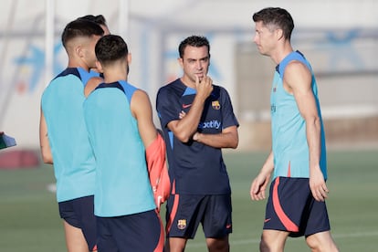 Xavi, durante el entrenamiento de este viernes en el Barcelona.