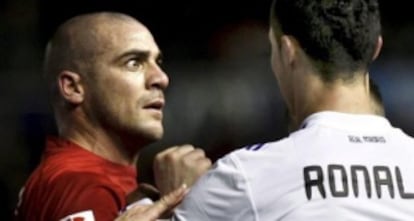 Pandiani se encara con Cristiano Ronaldo en un duelo de 2011.