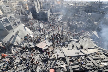 Palestinos buscan supervivientes entre los escombros de un edificio derruido, a causa de un ataque israelí, este jueves en Jan Yunis. 