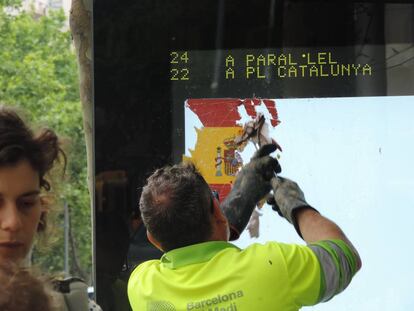 El servei de neteja de l’Ajuntament treu una de les banderes espanyoles.