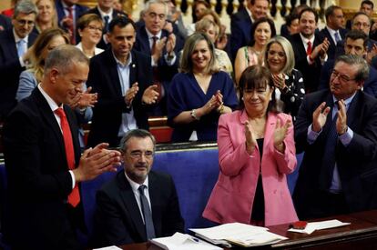 Manuel Cruz (sentado) recibe el aplauso de los senadores socialistas tras su elección como presidente del Senado.