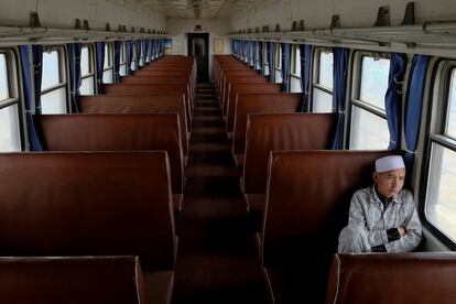 Un hombre de la etnia Uighur viaja en el tren desde Hotan a Kashgar, en la región autónoma de Xinjiang Uighur (China).