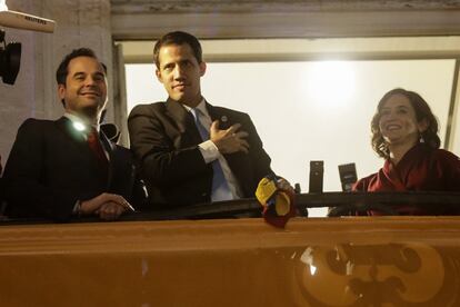 Juan Guaidó (en el centro), junto a la presidenta de la Comunidad de Madrid, Isabel Díaz Ayuso, y el ya exvicepresidente del gobierno regional, Ignacio Aguado, en 2019. 