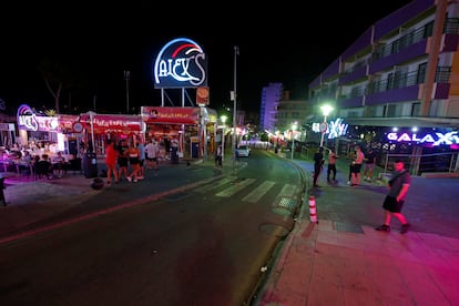 Vista general de una de las calles de ocio nocturno en Magaluf (Mallorca), semivacía el 12 de julio.