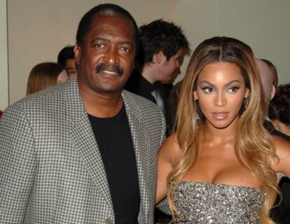 La cantante Beyoncé junto a su padre, Matthew Knowles, en una imagen de 2007.