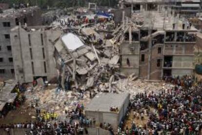 Miembros de los servicios de rescate trabajan en la recuperación de las víctimas que quedaron atrapadas bajo los escombros tras el derrumbe, ayer, de un edificio que albergaba varias fábricas textiles en las afueras de Dacca, Bangladesh, el pasado 25 de abril. EFE/Archivo