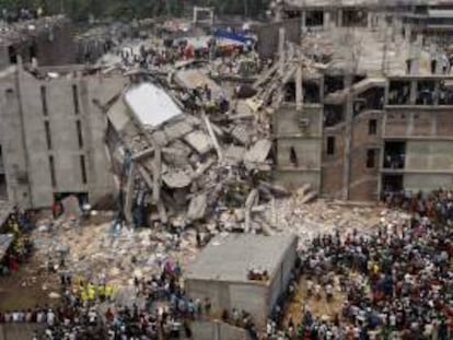 Miembros de los servicios de rescate trabajan en la recuperación de las víctimas que quedaron atrapadas bajo los escombros tras el derrumbe, ayer, de un edificio que albergaba varias fábricas textiles en las afueras de Dacca, Bangladesh, el pasado 25 de abril. EFE/Archivo