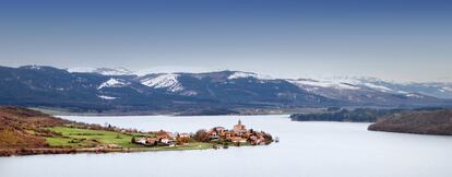 El embalse de Ullíbarri-Gamboa, en Álava, el más grande del País Vasco, un lugar de recreo y esparcimiento también en invierno.