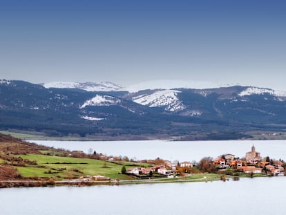 El embalse de Ullíbarri-Gamboa, en Álava, el más grande del País Vasco, un lugar de recreo y esparcimiento también en invierno.