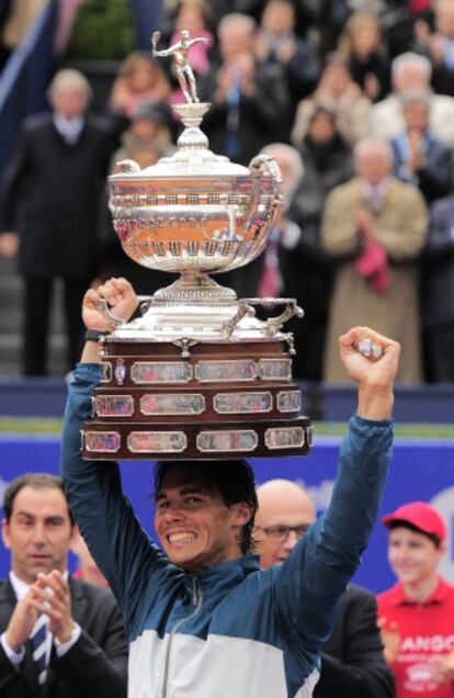 Nadal posa con el trofeo del Godó.