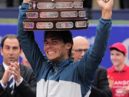 Nadal posa con el trofeo del Godó.