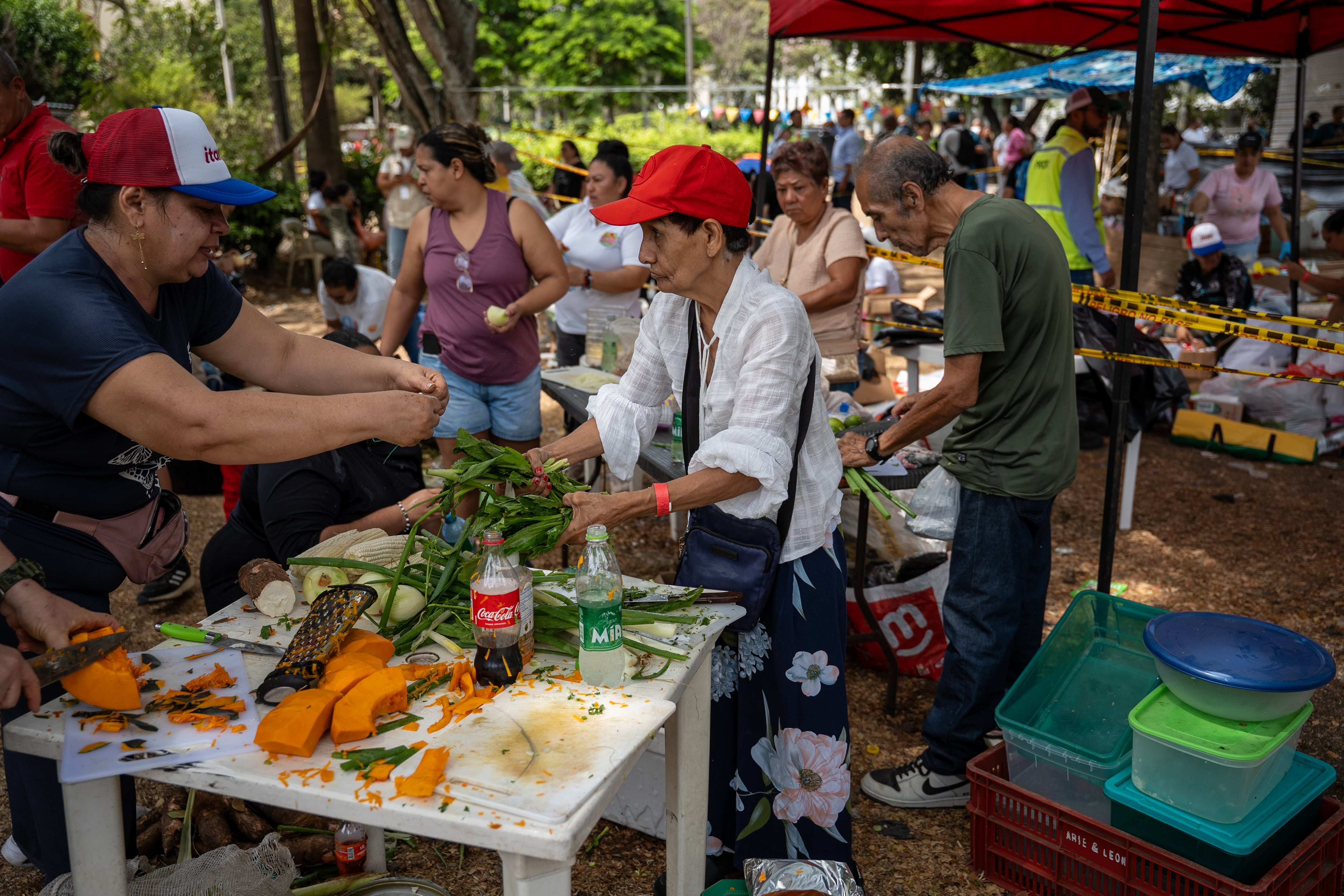 Voluntarios cocinan en el albergue para damnificados del terremoto en el barrio Chiminangos.