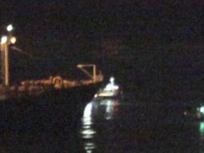 Patrulleras de la Royal Gibraltar Police y de la Royal Navy anoche junto a los pesqueros españoles en aguas de la bahía de Algeciras.