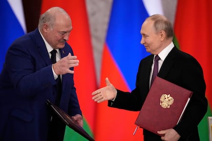 El mandatario bielorruso, Alexandr Lukashenko (a la izquierda), y el presidente ruso, Vladímir Putin, durante un acto en el Kremlin, este jueves.