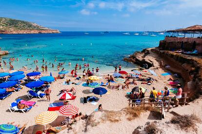 Turistas en Cala Comte (Ibiza)