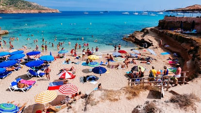 Turistas en Cala Comte (Ibiza)