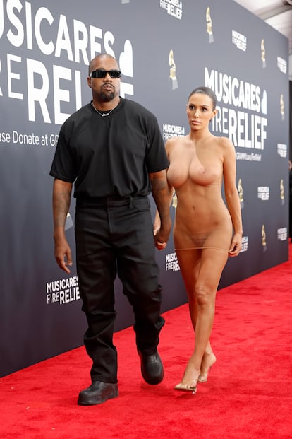 El toque pertubador lo pusieron, como es habitual, Kanye West y su pareja Bianca Censori, que apareció prácticamente desnuda.