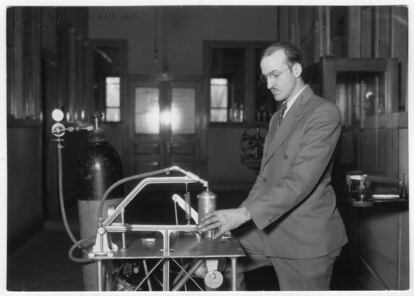 Charles Getz, creador de la máquina batidora de crema. Ca. 1932-35.