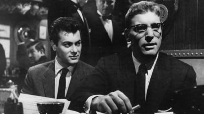 Tony Curtis. Burt Lancaster. Poco más hace falta para decir sí a <i>Chantaje en Broadway</i>. Tal vez el nombre de su director, Alexander MacKendrick, un escocés nacido por casualidad en Estados Unidos que nunca terminó de amoldarse al monstruo de Hollywood. La película, entre ácida, cínica y tierna, se mueve en las tinieblas de la nocturna Manhattan, los juegos de poder y los puntos débiles de quiénes lo ostentan. Una maravilla de apenas hora y media con una banda sonora firmada por Elmer Bernstein y matizada por The Chico Hamilton Quintet. Bendito jazz.