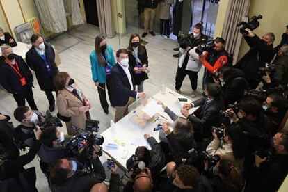 El candidato del PP a la Presidencia de la Junta de Castilla y León, Alfonso Fernández Mañueco, vota en la antigua sede de la delegación territorial de la Junta de Castilla y León en Salamanca.